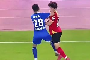 苏超肘击对手❌南京文旅被刷屏：开除杨笑天！去那里吃肘子吗